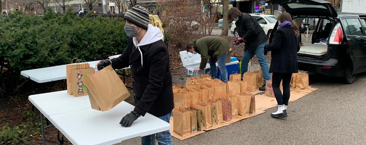 students distributing holiday meals to the homeless