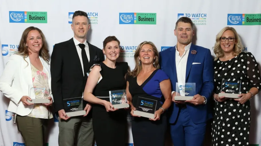 2018 5 to Watch and Alumni Achievement Award winners posing with their awards