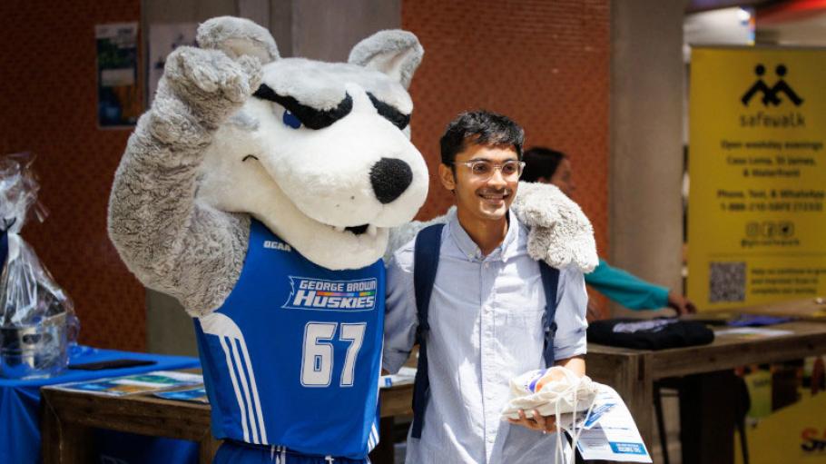 Student with Helder the Husky